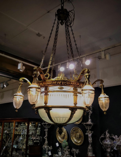 The grand foyer chandelier of the theatre royal Drury Lane