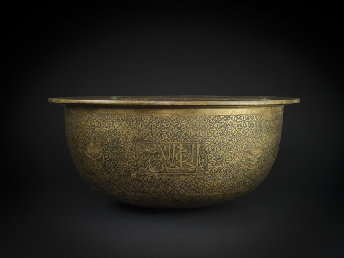 A LARGE MAMLUK ENGRAVED BRASS BASIN, EGYPT OR SYRIA, LATE 15TH–EARLY 16TH CENTURY