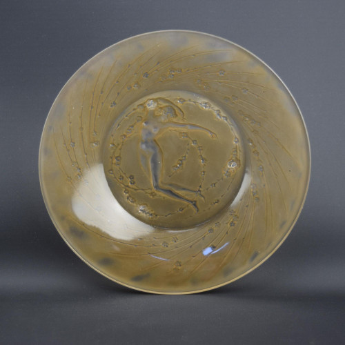 Rene Lalique Une Figurine Et Fleurs Plate