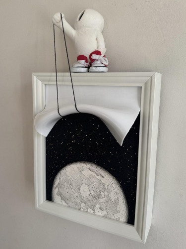 Red sneaks half moon lightbox