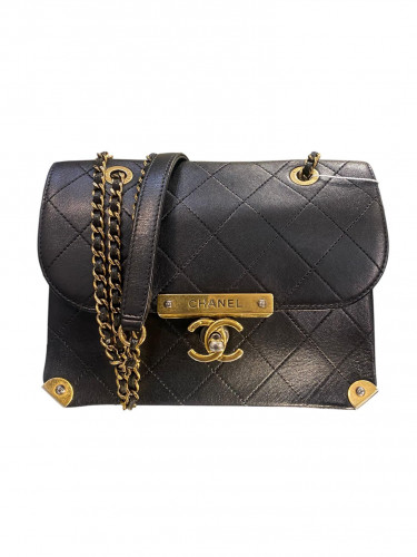 2017 Chanel Quilted shiny lambskin around the corner