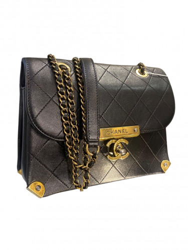 2017 Chanel Quilted shiny lambskin around the corner