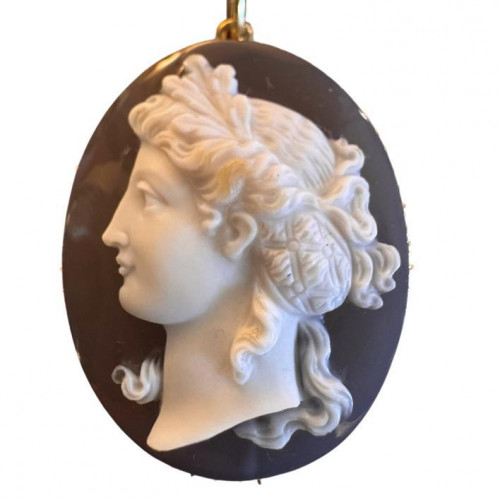 Museum-quality cameo pendant