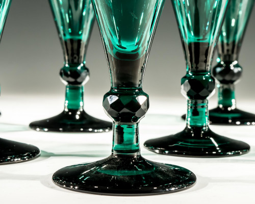 A SET OF ELEVEN GREEN WINE GLASSES