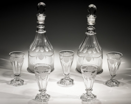 A PAIR OF DECANTERS OF NAUTICAL INTEREST WITH FIVE MATCHING GLASSES