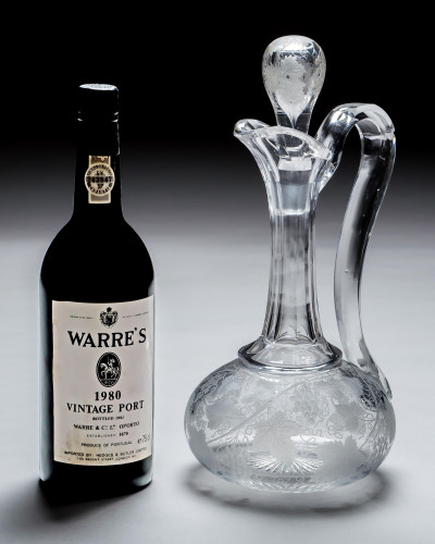 A FINELY ENGRAVED VICTORIAN SHAFT & GLOBE CLARET JUG