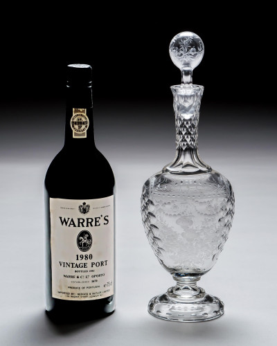 A FINELY ENGRAVED & FACET CUT HEART SHAPED DECANTER
