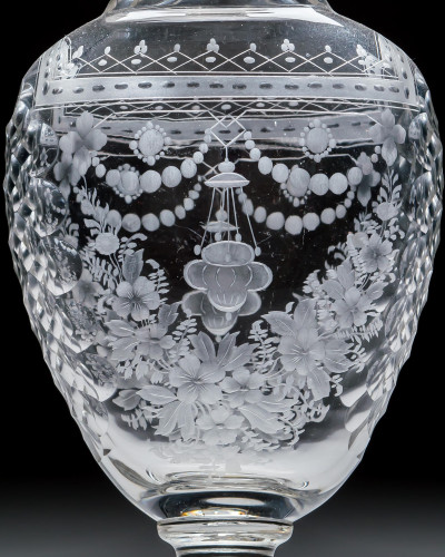 A FINELY ENGRAVED & FACET CUT HEART SHAPED DECANTER