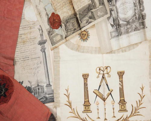AN ENGRAVED GLASS SERVICE OF MASONIC INTEREST ALONG WITH A COLLECTION OF CORRESPONDING MASONIC REGALIA
