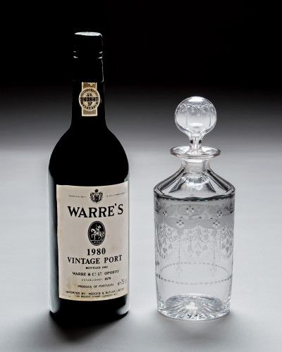 A FINELY ENGRAVED VICTORIAN BOTTLE