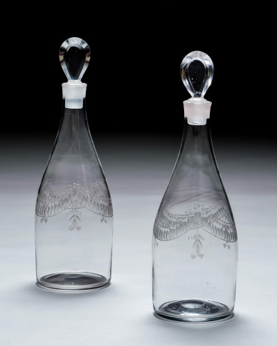 A PAIR OF ENGRAVED GEORGIAN TAPER DECANTERS