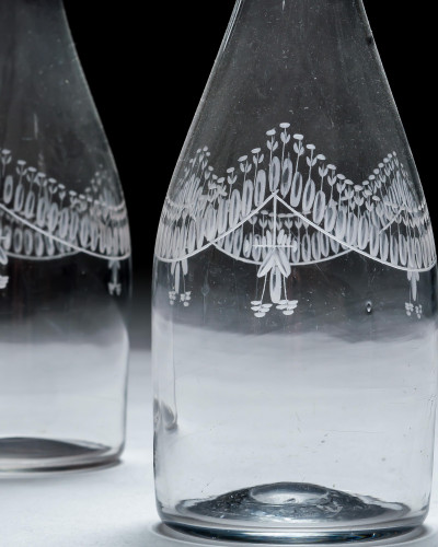 A PAIR OF ENGRAVED GEORGIAN TAPER DECANTERS