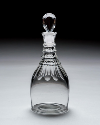 AN ELEGANT CUT GLASS GEORGIAN DECANTER