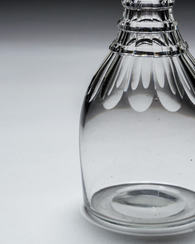 AN ELEGANT CUT GLASS GEORGIAN DECANTER