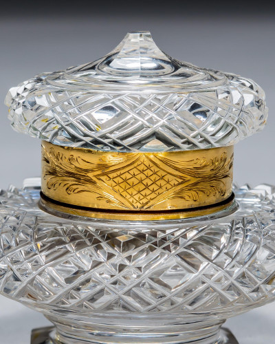 AN EXQUISITE CUT CRYSTAL INKWELL