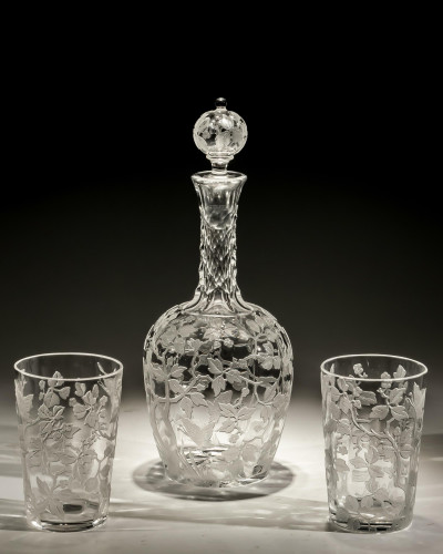 A FINELY DECORATED DECANTER WITH MATCHING TUMBLERS