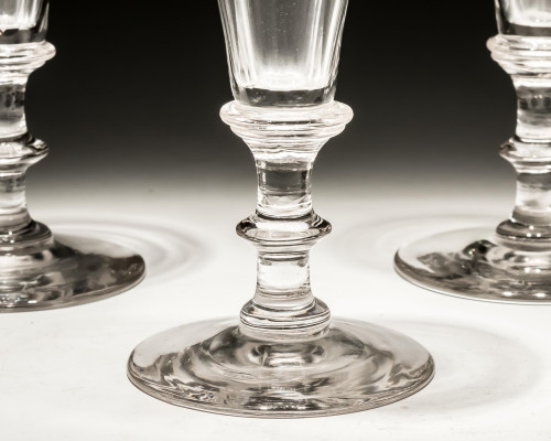 A SET OF FOUR SLICE CUT CHAMPAGNE FLUTES