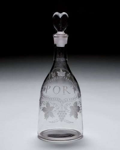 AN ELEGANTLY ENGRAVED PORT DECANTER