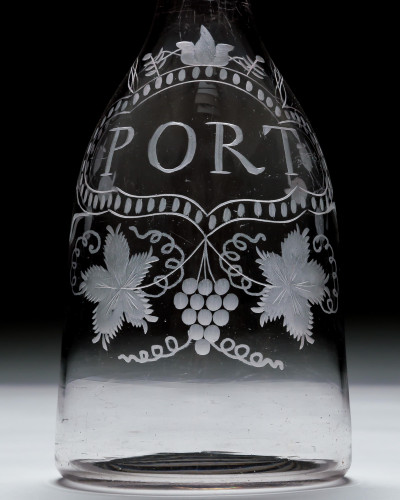 AN ELEGANTLY ENGRAVED PORT DECANTER