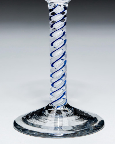 AN ELEGANT BLUE & WHITE COLOUR TWIST WINE GLASS