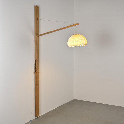 Lampadaire en orme massif avec suspension en papier plissé, France, circa 1970