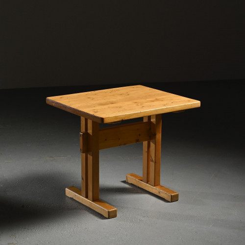 Les Arcs France, Table en pin massif.