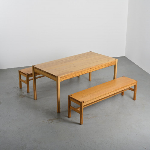 Ensemble table et deux bancs en pin massif,  France circa 1980