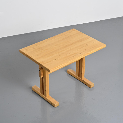 Table en pin massif, Les Arcs, France.