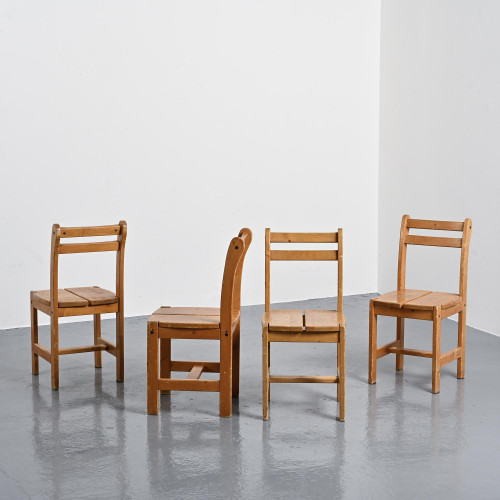 Suite de quatre chaises en pin, travail français, circa 1970