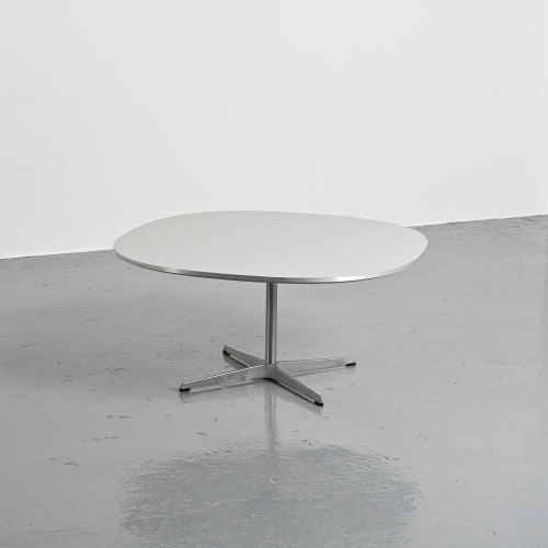 Table basse par Arne Jacobsen, Fritz Hansen, vers 1970