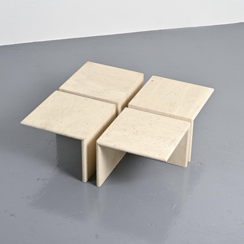 Suite de quatre tables d'appoint en travertin, Italie, années 1970