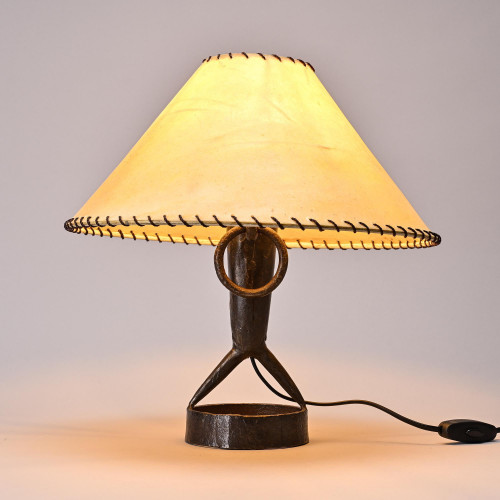 Lampe de table en fer martelé par  Léopold Gest, France, circa 1970