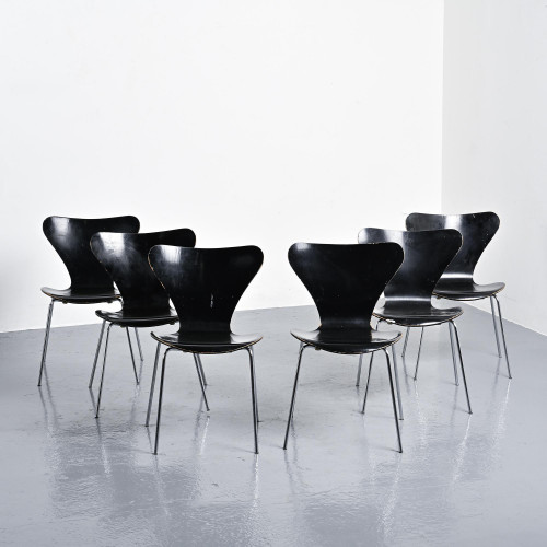 Set of 6 Model 3107 Chairs by Arne Jacobsen, Fritz Hansen, circa 1970.