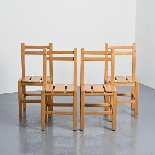 Suite de quatre chaises en pin massif par Maison Regain