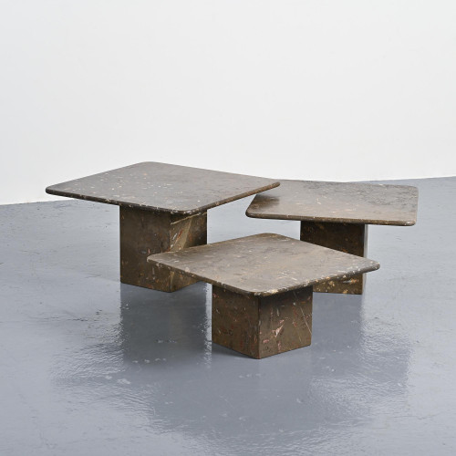 Suite de trois tables gigognes « Fossile », Suisse, circa 1970