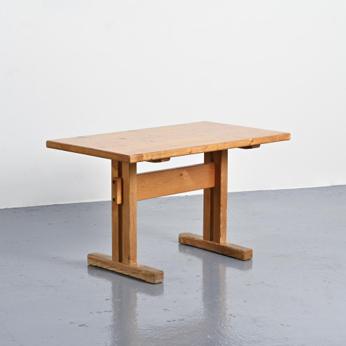 Table en pin massif, Les Arcs, France.