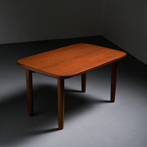 Table T-2671 par Sori Yanagi, Tendo, 1972