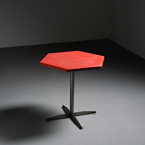 Table hexagonale rouge, Suisse circa 1970