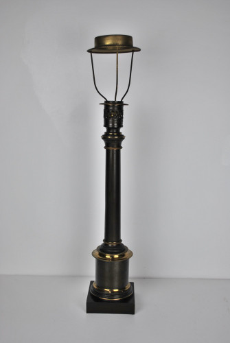 Table lamp with gilt details and shade mount