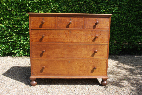 Beautiful 19th century solid English oak chest of drawers by renowned makers Gillows